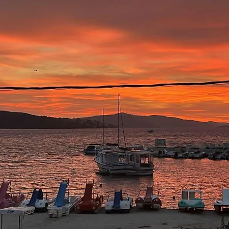 Apartment Sorriso - 1st Row By The Trogir