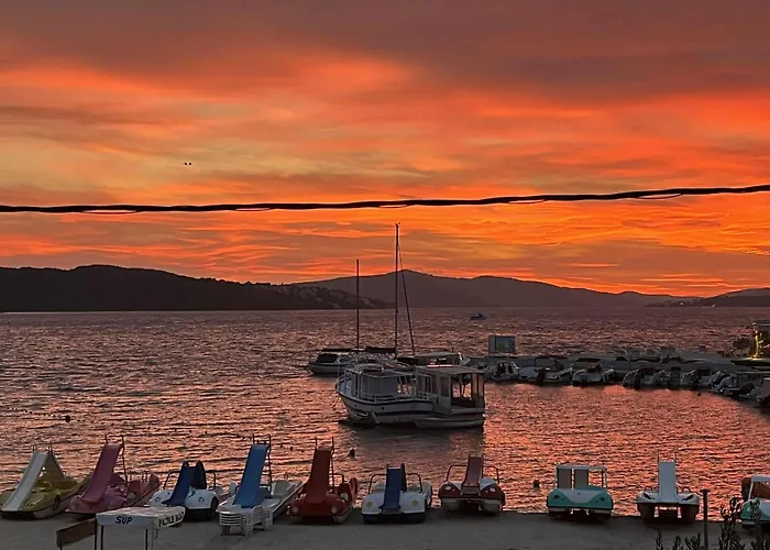 Apartment Sorriso - 1st Row By The Trogir